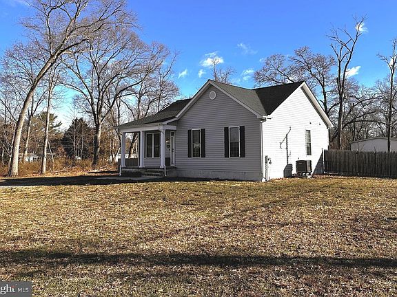 3rd image of 102 Pine St