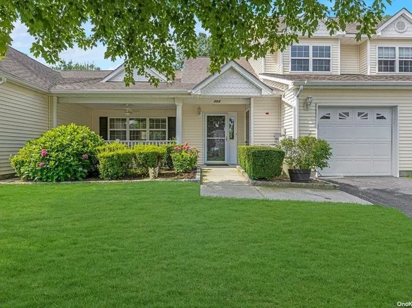 302 Pebble Beach Path #302, Riverhead, NY 11901