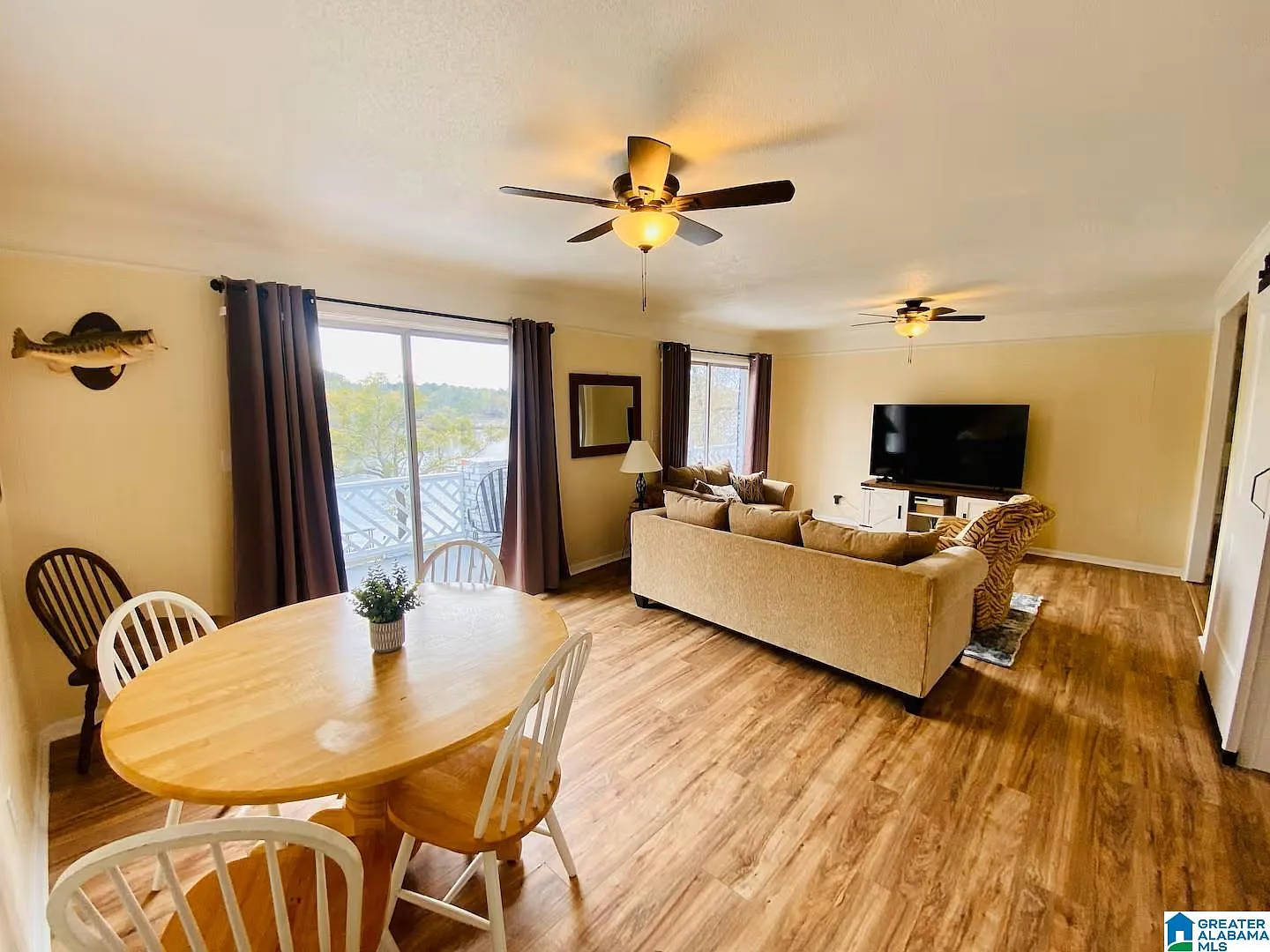 4 bed, 2.0 bath, 2444 sqft, $2,975 — Photo 4