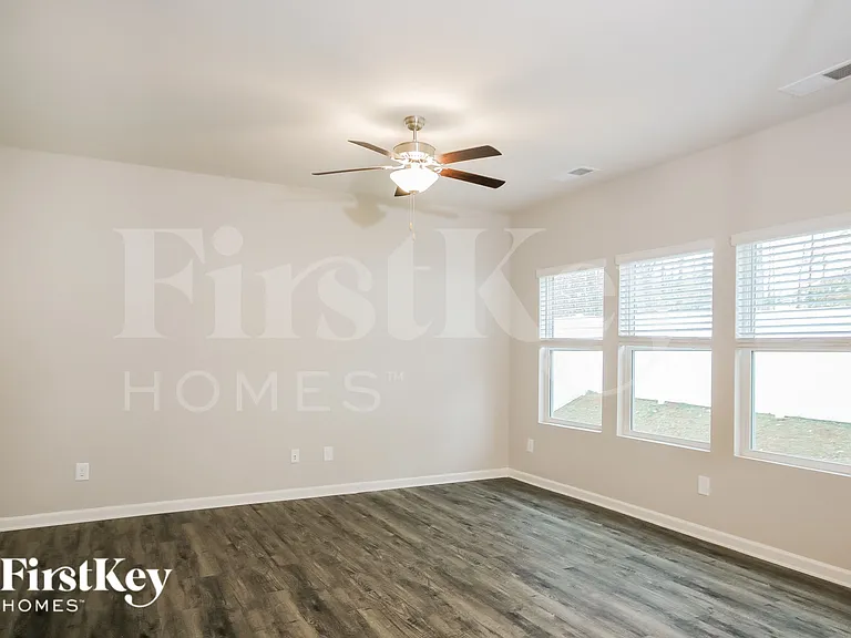 3232 Newell Village Dr — Photo 3
