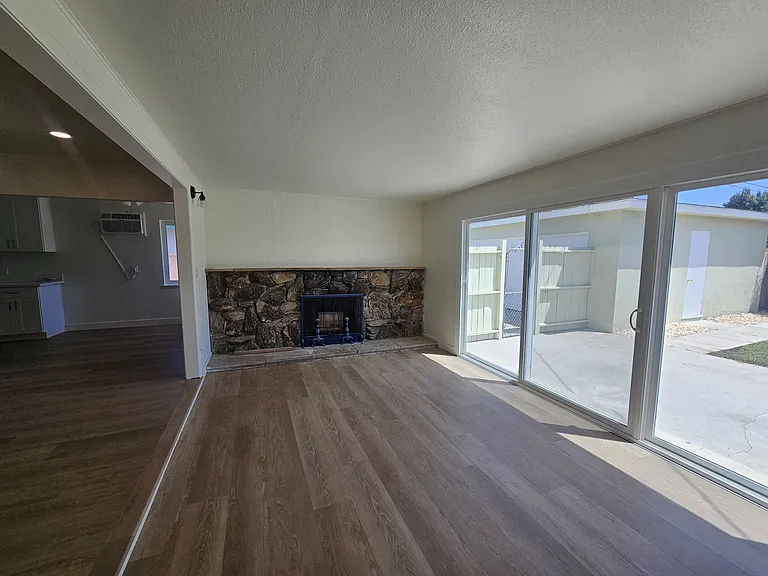 8552 Devenir Ave — Photo 7
