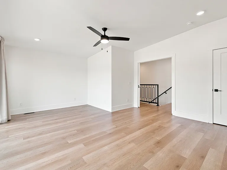 529 SW 5th St — Photo 13