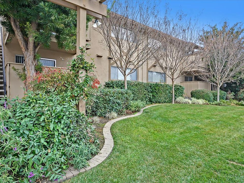 1st image of 906 Burbank Dr