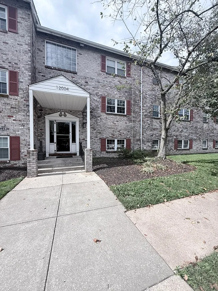 2 bed, 1.5 bath, 881 sqft, $1,695 — Photo 2