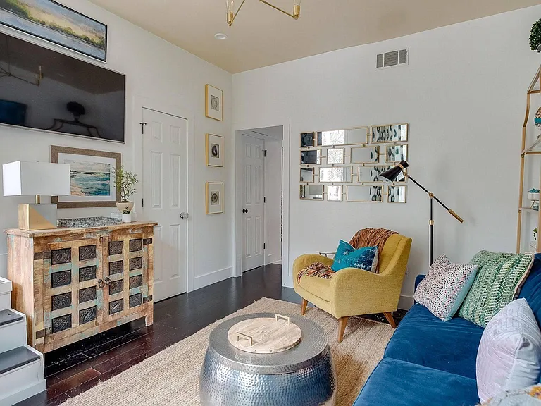 414 E Gaston St — Photo 2