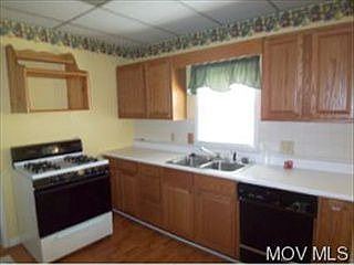 2nd image of 900 Maple St