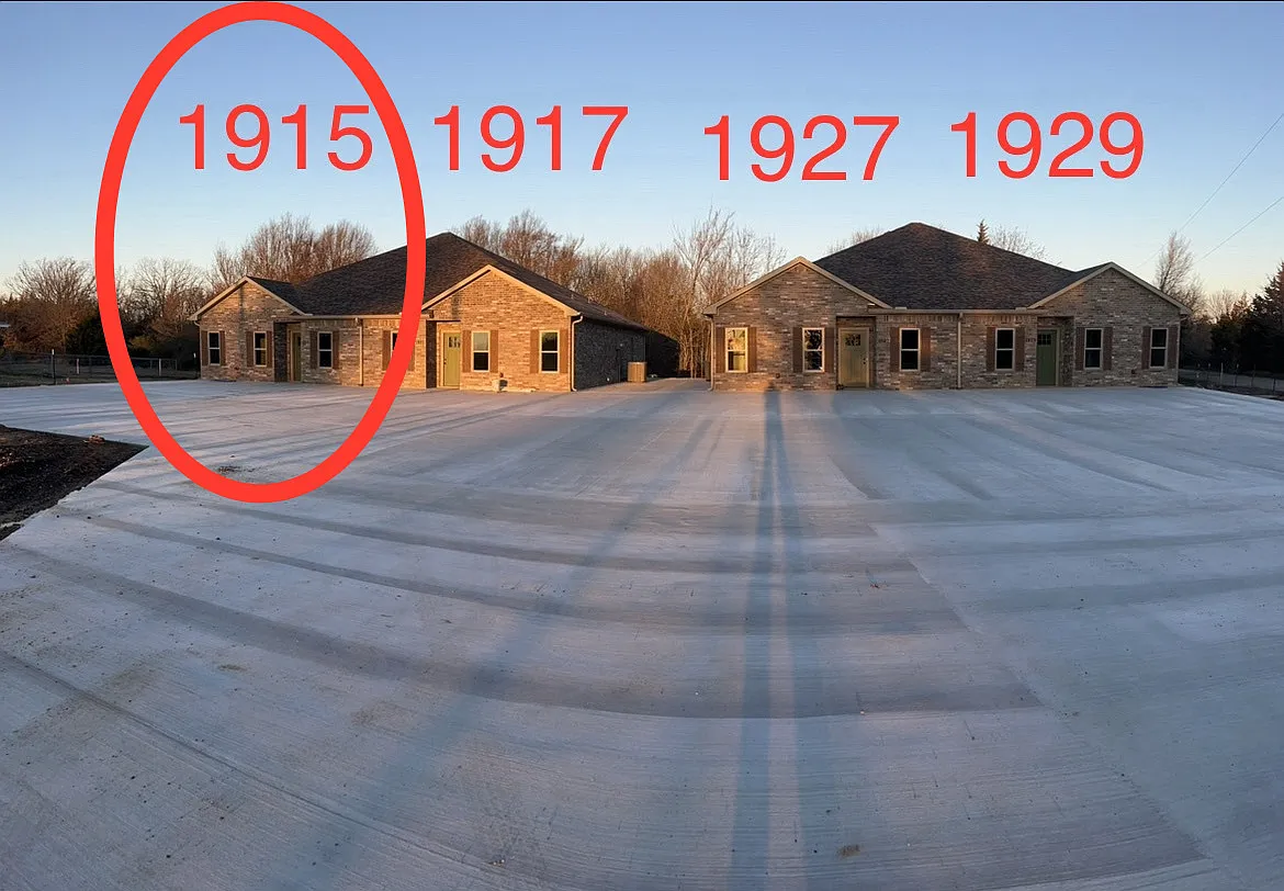 1915 & 1917 Pirtle Hall Duplex - 1915 — Photo 2