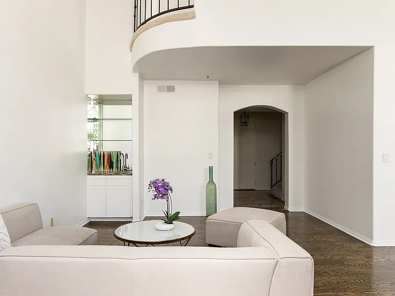 930 N Doheny Dr #415 — Photo 7