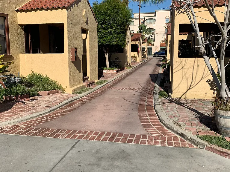 Bakman Ave — Photo 5