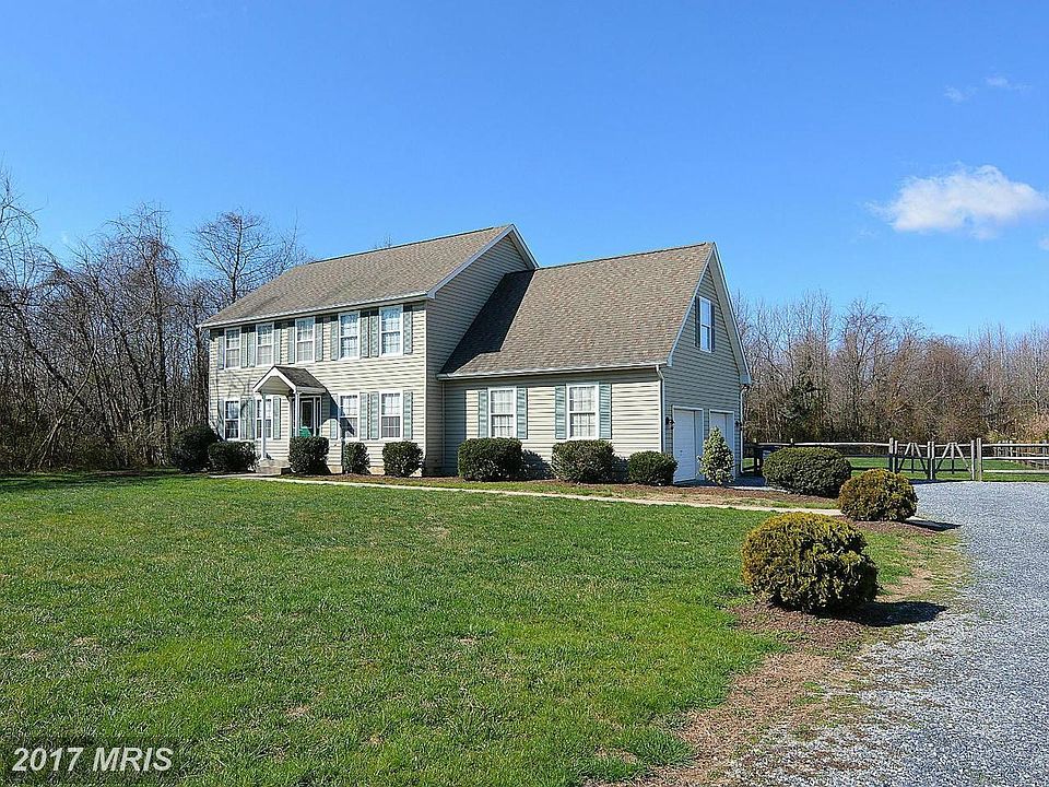 Classic Colonial in Queen Anne Colony