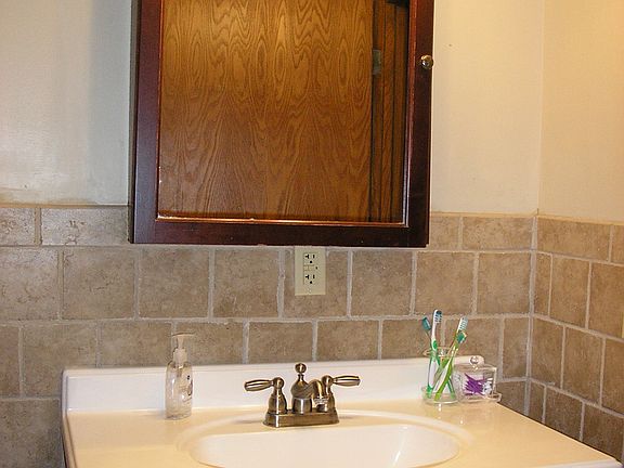 Bathroom w/tub & shower