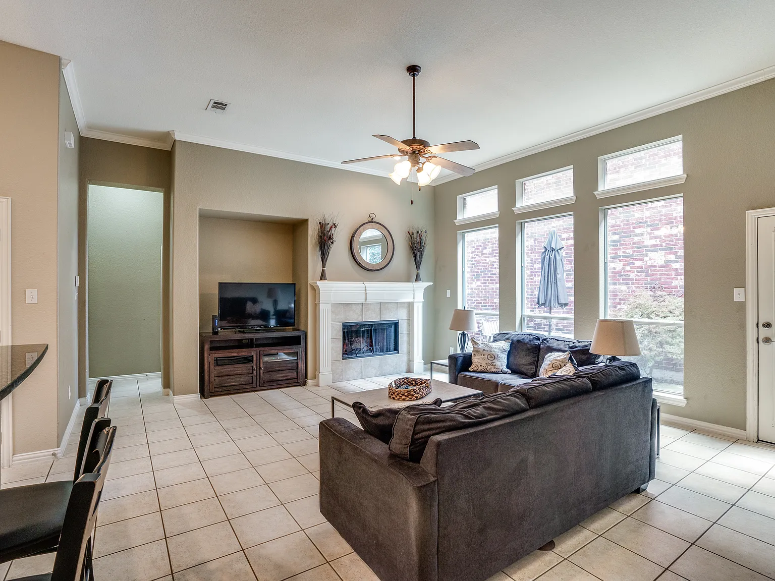 4 bed, 2106 sqft, $7,549 — Photo 4