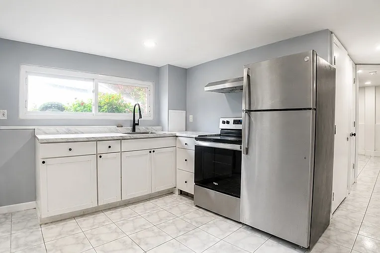 Ridgewood Ave, Brentwood — Photo 4