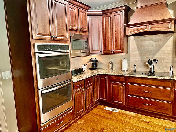5th image of 6 Sylvias Way SE