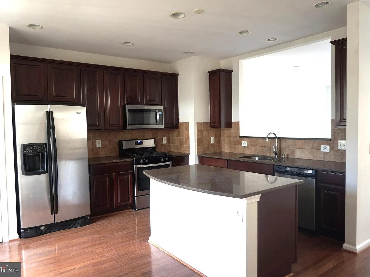3 bed, 4.0 bath, 1966 sqft, $3,050 — Photo 2