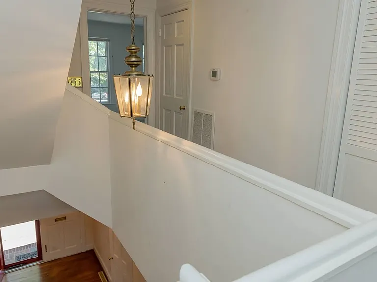 817 Botetourt Gdns — Photo 16