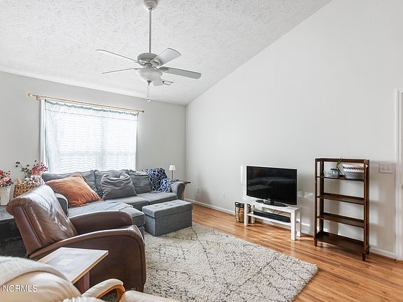4th image of 322 Deepwoods Court SE