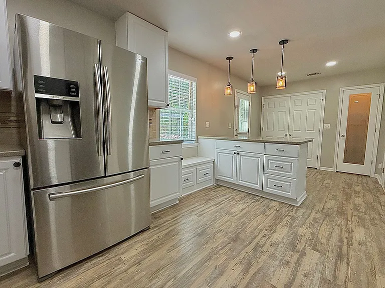 337 NE Sheila Dr — Photo 9