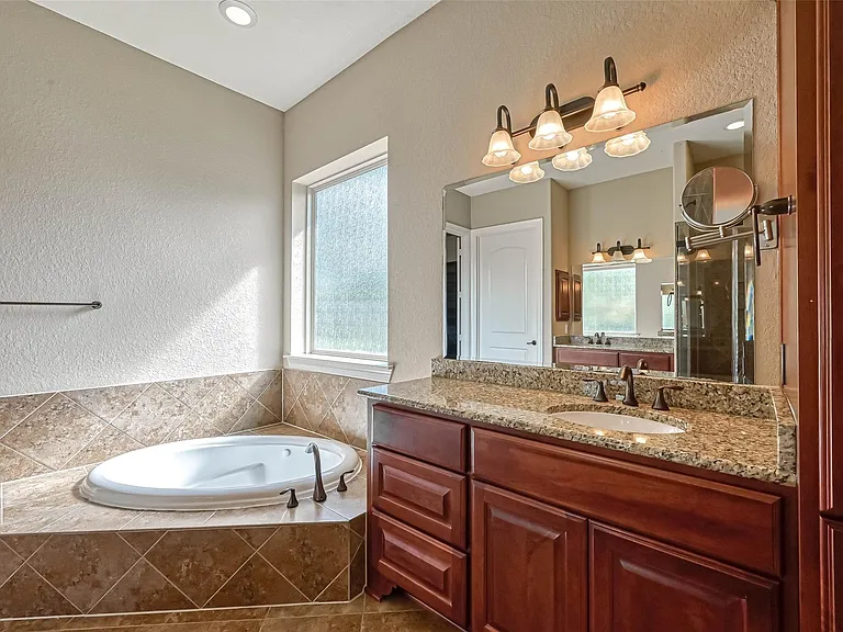 5014 Fairford Dr — Photo 24