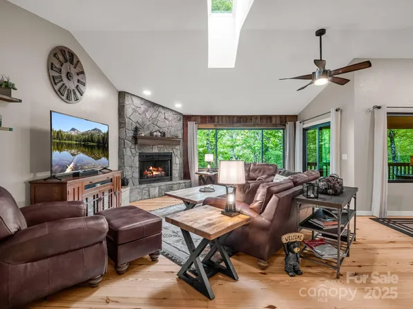603 Kanasgowa Dr, Brevard, NC 28712