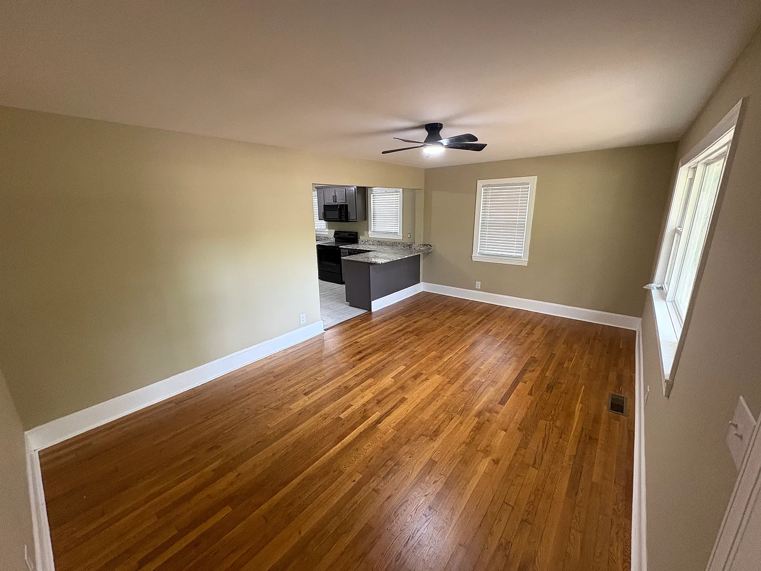3 bed, 1025 sqft, $2,000 — Photo 2