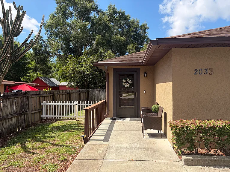 203 E Sumter St #B — Photo 8