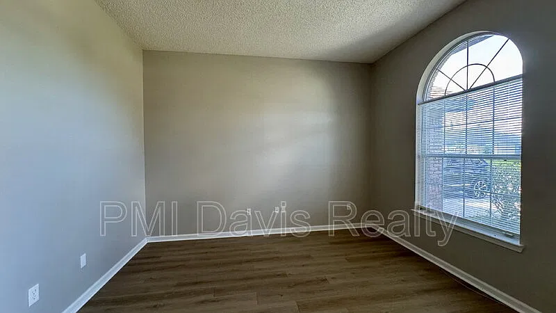 3 bed, 2.0 bath, 1886 sqft, $1,895 — Photo 4