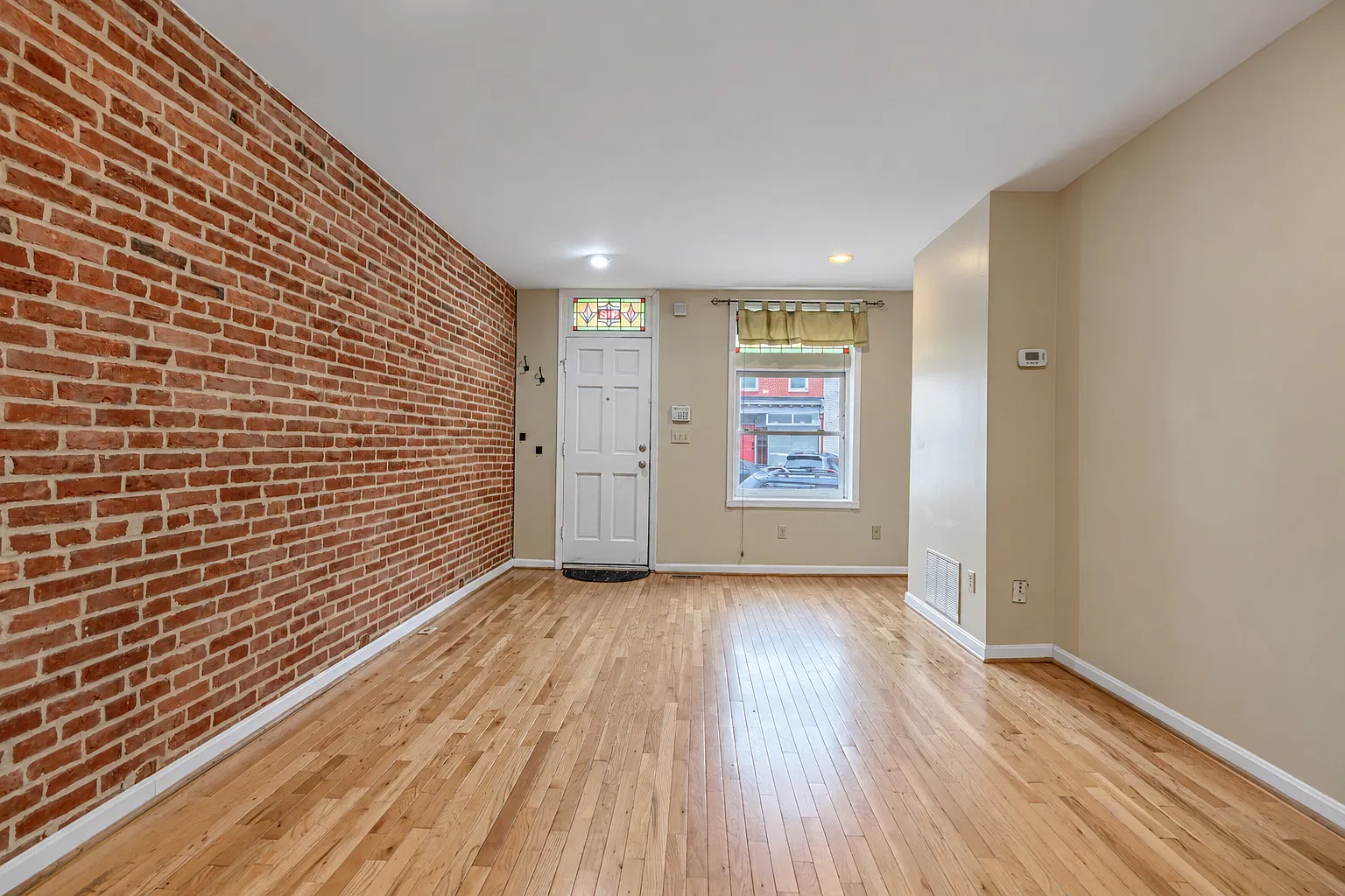 3 bed, 2.5 bath, 2000 sqft, $2,500 — Photo 2