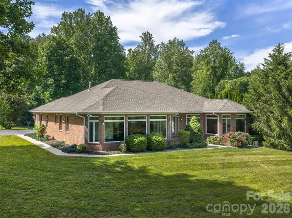 39 Beaumont Dr, Hendersonville, NC 28739