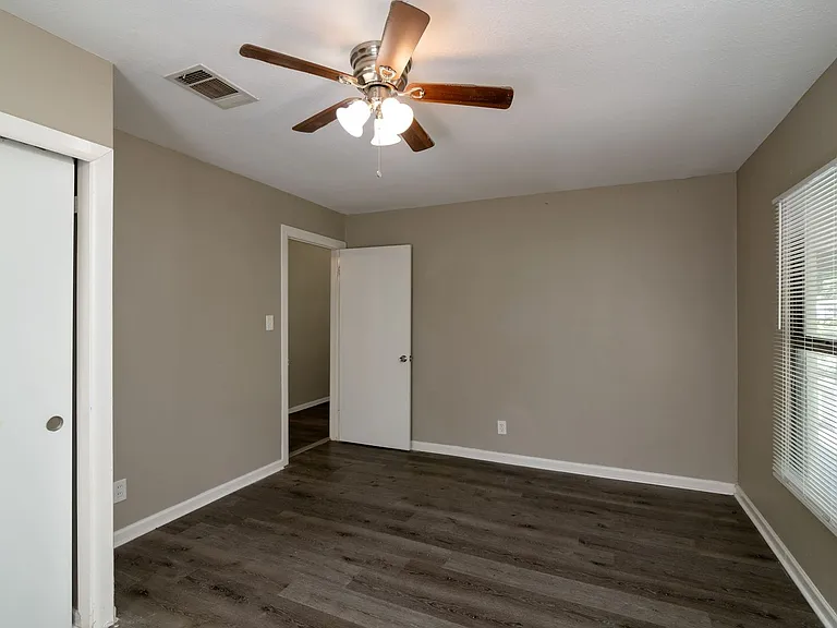 207 Hackberry St — Photo 16
