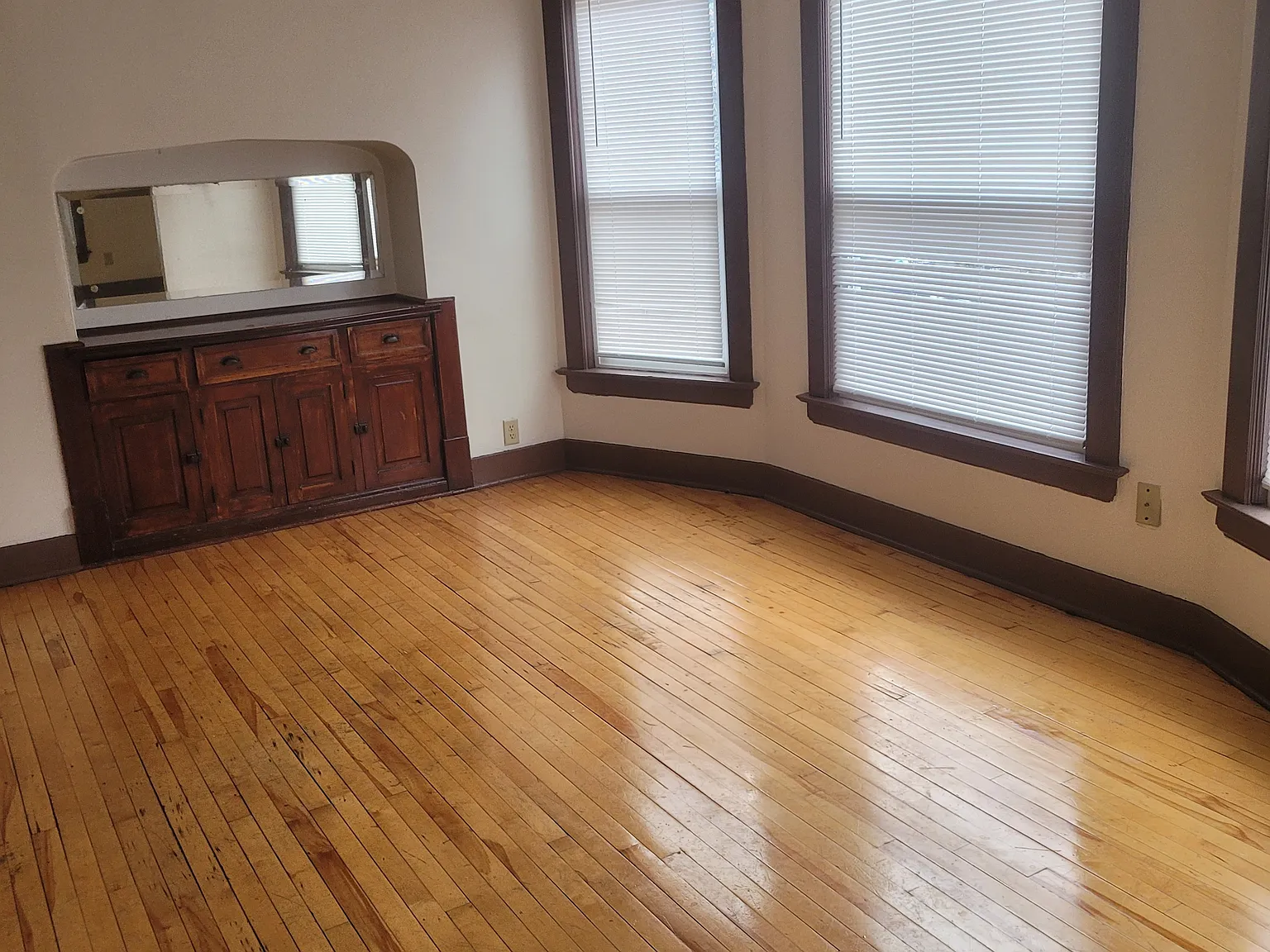 839 Aurora Ave — Photo 2