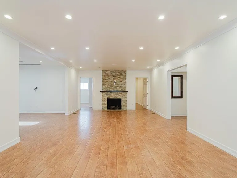 336 W Lexington Dr — Photo 8
