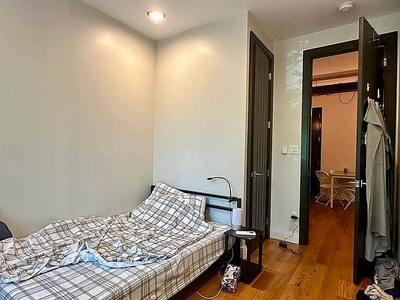 4th image of 693 Chauncey St #3B