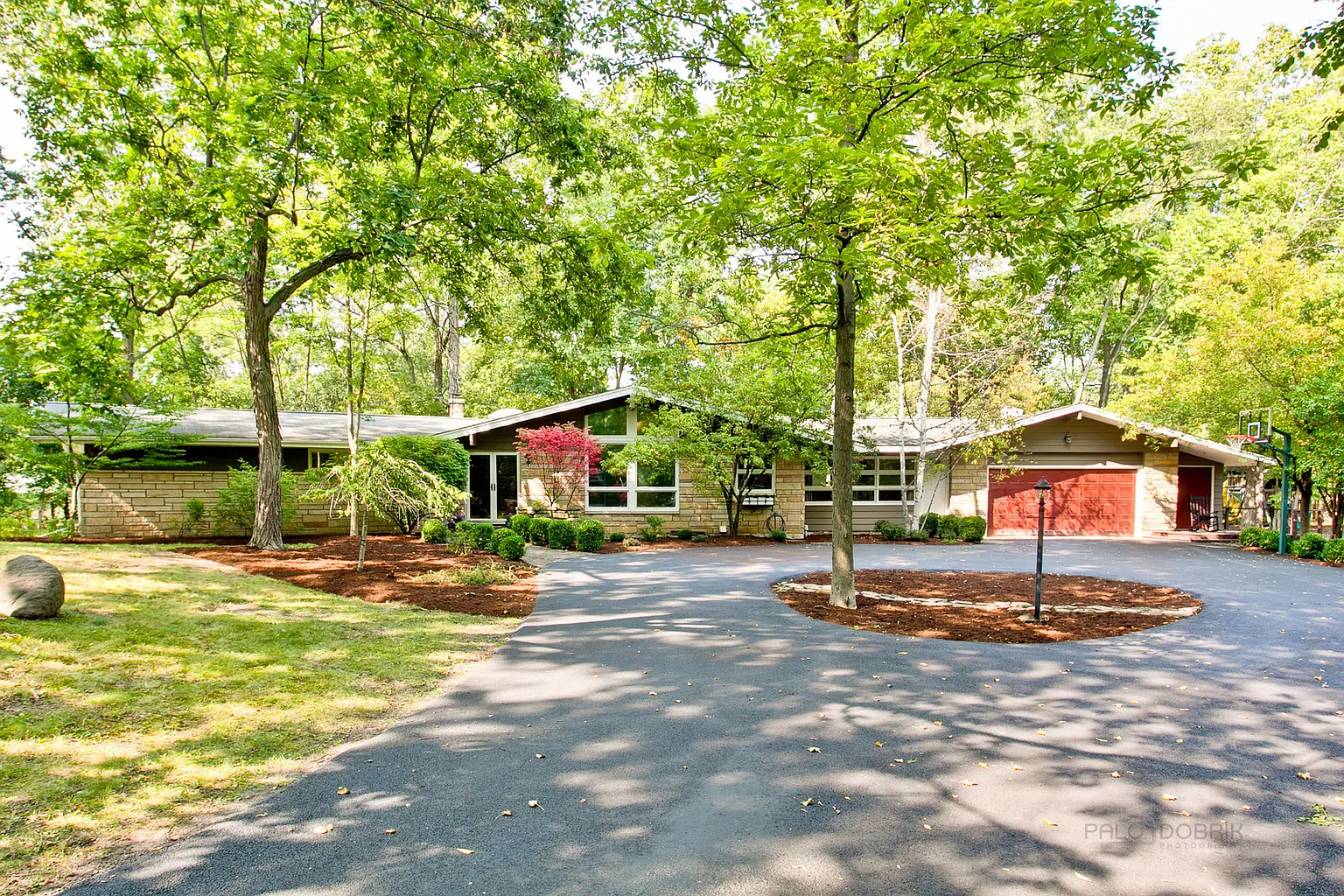 385 Maplewood Dr photo 1