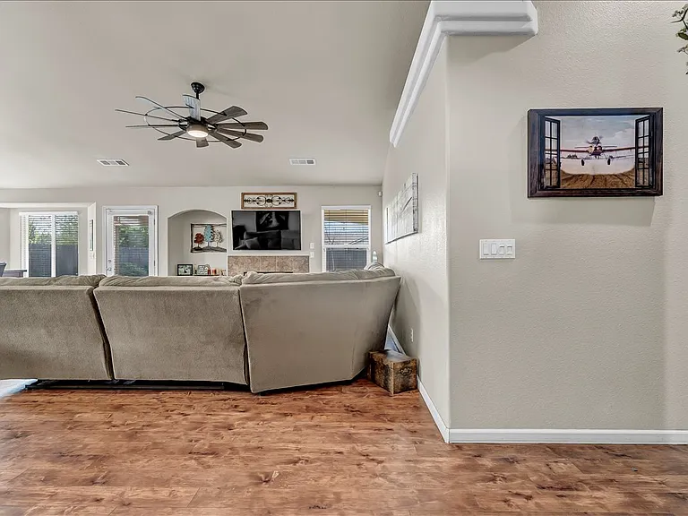 2435 N Crowe St — Photo 2