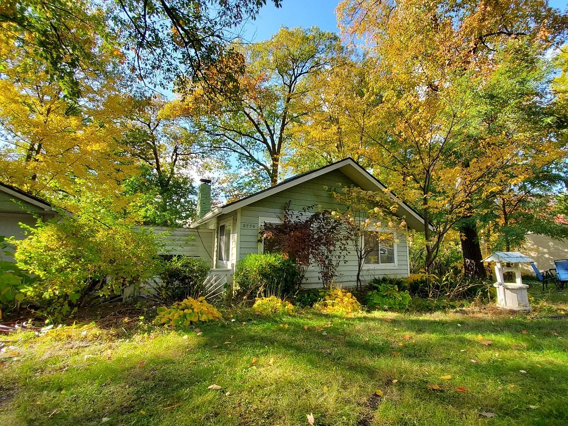 Beautiful Cottage Rustic Home In West Bloomfield with Lake Privileges — Photo 1