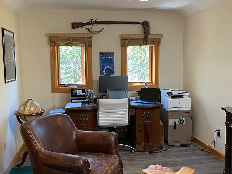 Bonus office area or 4th bedroom