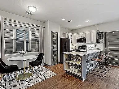 2724 Bond Dr — Photo 2