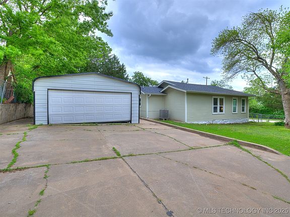 5th image of 615 W Bryan Ave