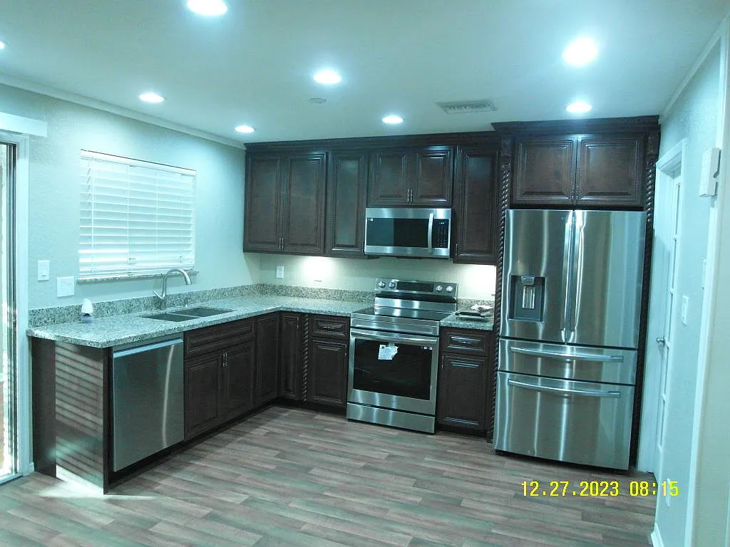 905 W Saint John Rd — Photo 3