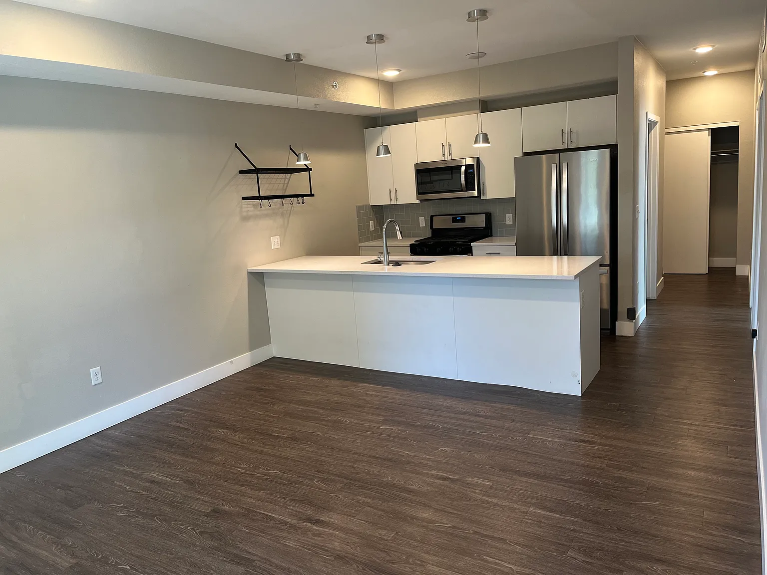 2 bed, 880 sqft, $2,200 — Photo 2