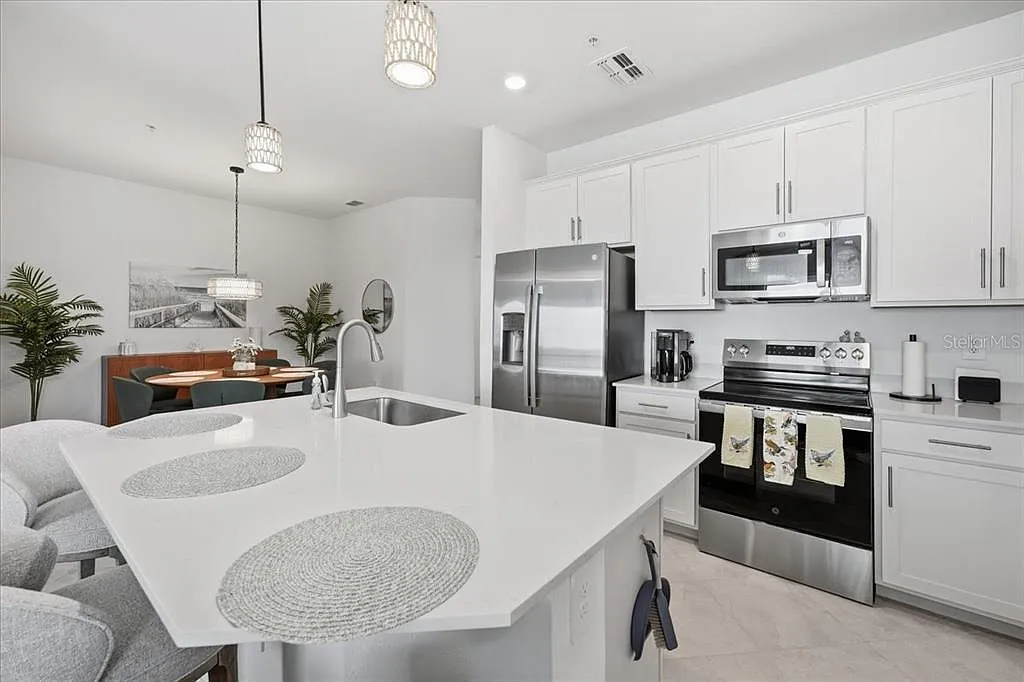 3 bed, 2.0 bath, 1301 sqft, $2,300 — Photo 4