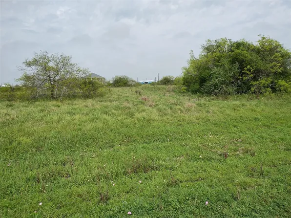 403 Piranha Dr, Palacios, TX 77465