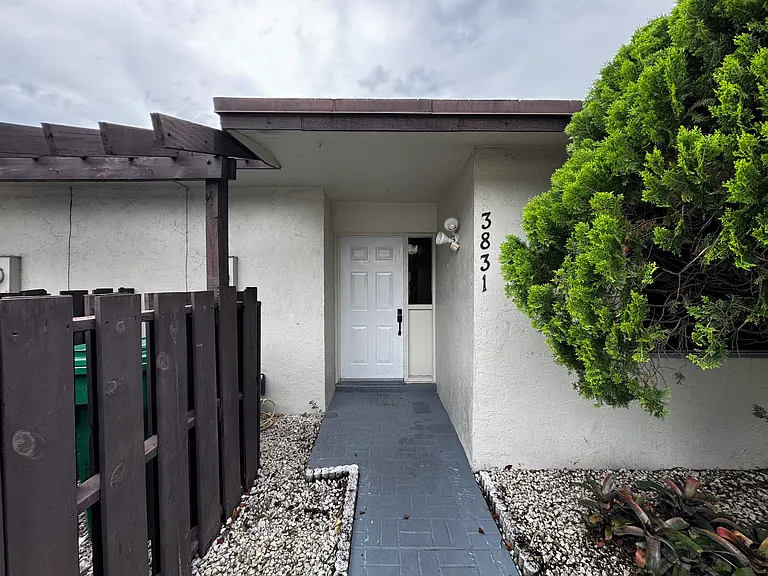 3831 SW 69th Ave — Photo 1