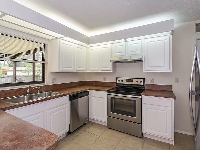 4249 Lancaster Dr — Photo 6