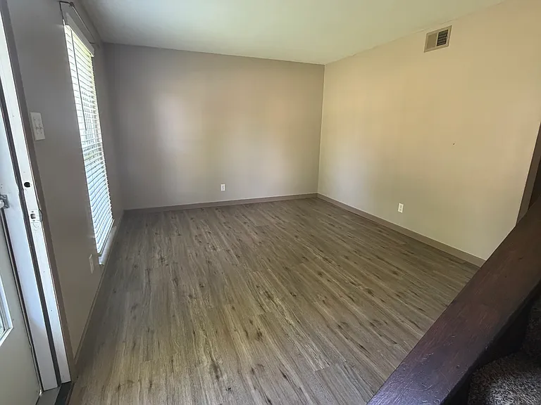 3006 Lyme St — Photo 3