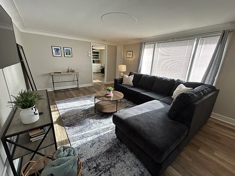 70 Ridgewood Rd — Photo 3