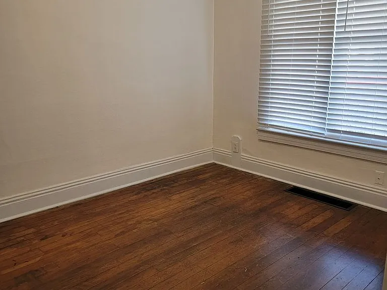 1431 S Floyd St — Photo 9