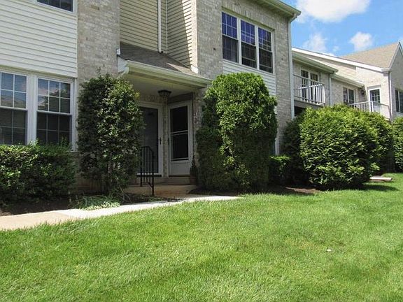 3rd image of 313 Glen Ln #313