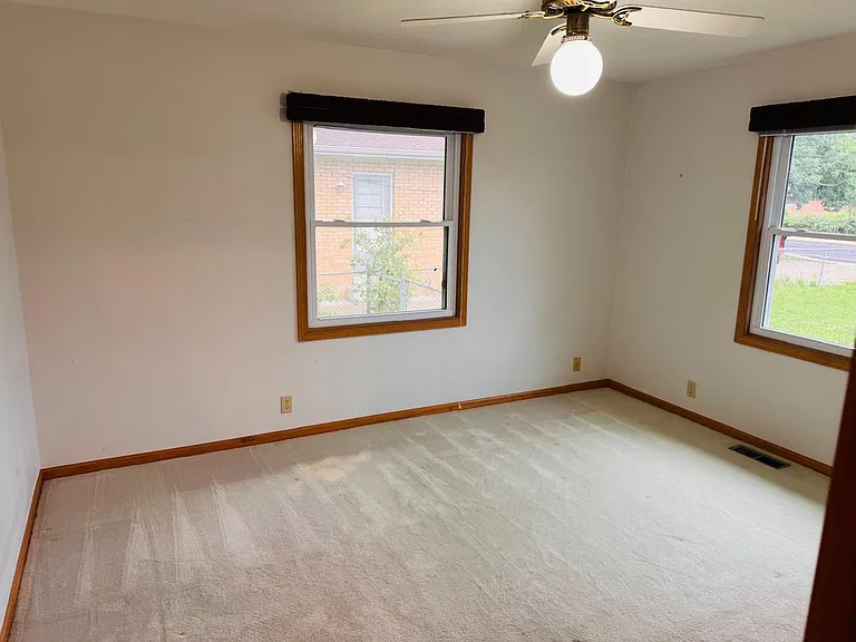 2919 W Rohmann Ave — Photo 8